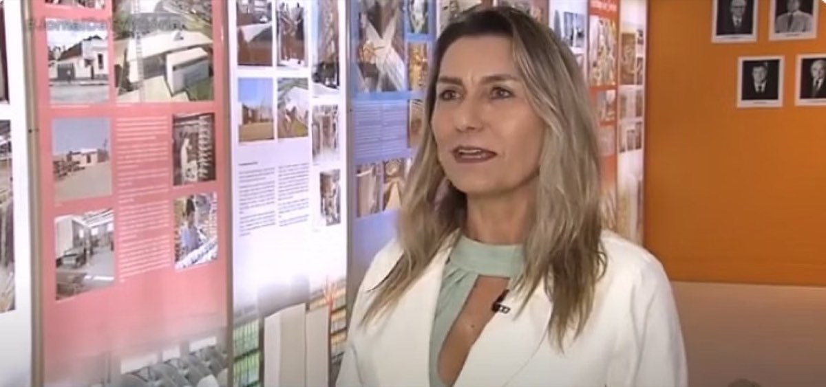 Cristine Aoni em uma entrevista de televisão