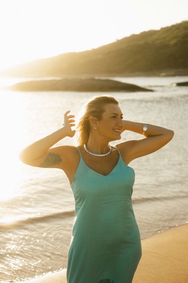 Cristine Aoni na praia, ao entardecer